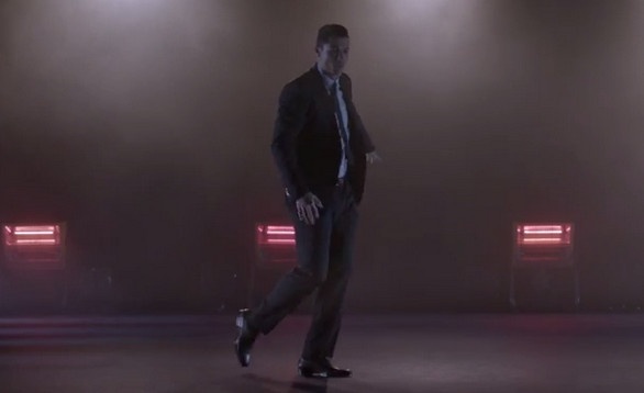 Ronaldo thuc hien cac dong tac nhay dieu luyen hinh anh