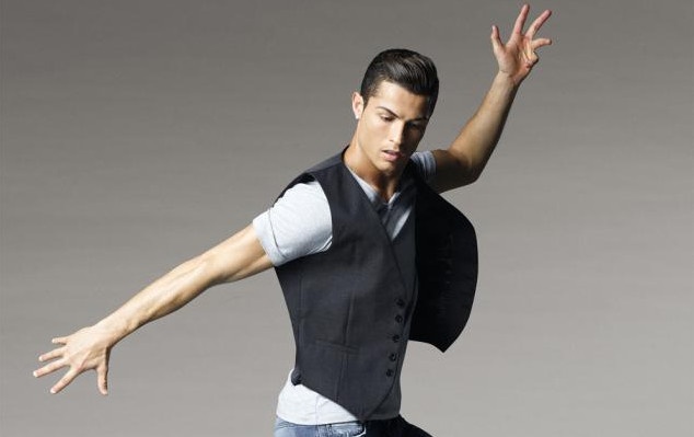 Ronaldo hoa than thanh vu cong chuyen nghiep hinh anh