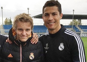 Tai nang tre Odegaard ghi diem voi CR7 va Ancelotti hinh anh