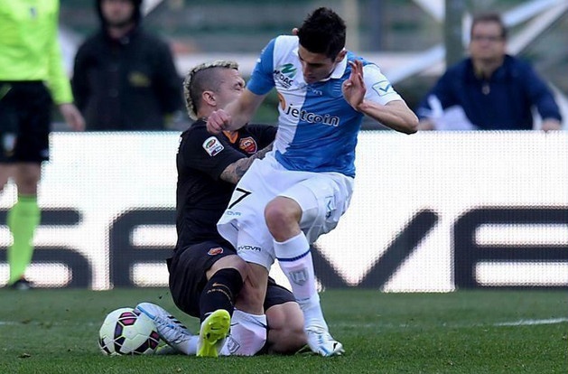 Cau thu goc Indonesia dap gay chan sao tre Serie A hinh anh