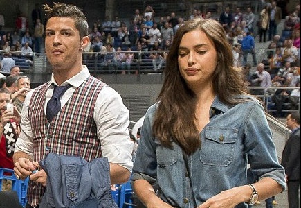 Ban gai cu am chi Ronaldo cu xu nhu tre con hinh anh