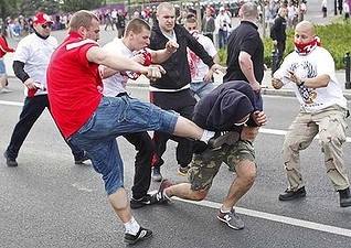 CDV nguy kich vi bi hooligan Anh hanh hung hinh anh