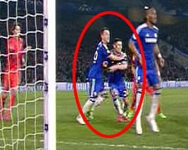 Terry kem nham Cahill khien Chelsea om han hinh anh