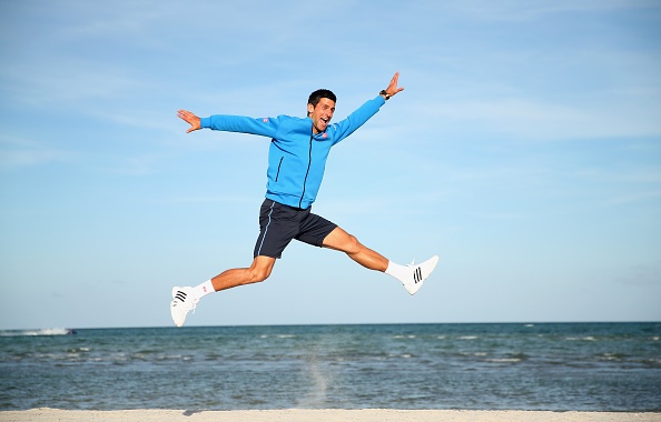 Djokovic phan khich an mung chuc vo dich tren bien Miami hinh anh