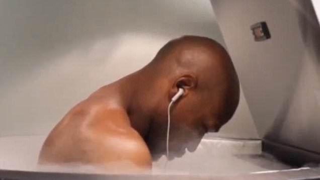 Mayweather ngam minh trong bon nuoc da hinh anh