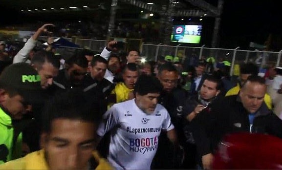 Maradona tung chan dap nguoi bao ve hinh anh