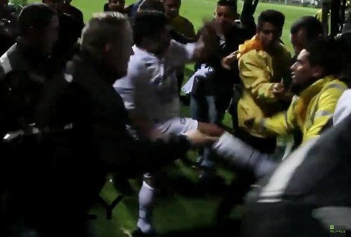 Maradona dap nhan vien bao ve o tran dau vi hoa binh hinh anh