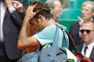 Federer bat ngo bi loai boi ‘ga dien’ Monfils hinh anh