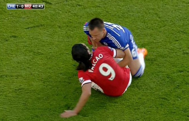 Tinh huong Falcao va Terry xo xat tren san hinh anh