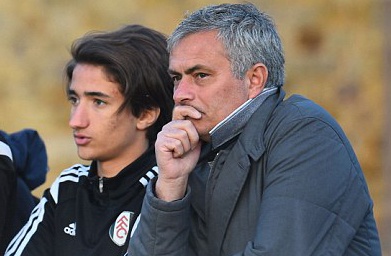 Phot lo Champions League, Mourinho di xem con trai choi bong hinh anh
