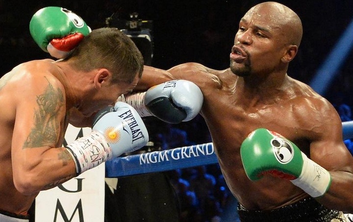 Mayweather co pham luat khi deo gang thua rieng? hinh anh