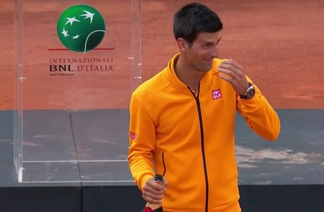 Djokovic bi nut ruou Champagne bat vao mat trong le dang quang hinh anh