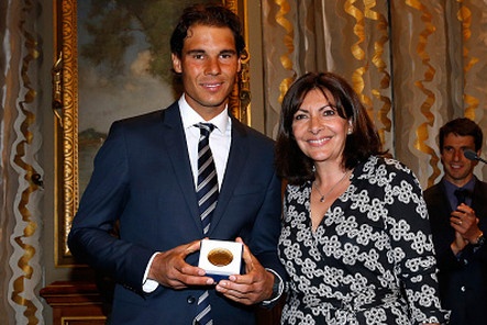 Nadal nhan huy chuong cao quy truoc them Roland Garros hinh anh