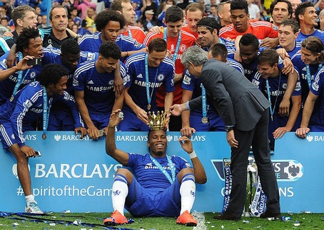 Mourinho trao vuong mien cho Drogba trong le dang quang hinh anh