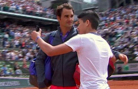 Federer that vong khi fan lao vao san doi chup anh selfie hinh anh