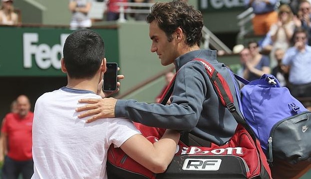 Fan tre tuoi lao xuong san yeu cau Federer chup anh selfie hinh anh