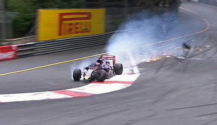 Tai nan khien chiec xe cua Max Verstappen vo nat hinh anh