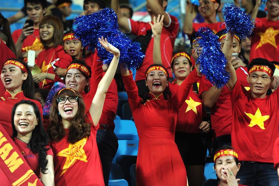 Fan nu Viet Nam co vu thay tro HLV Miura hinh anh