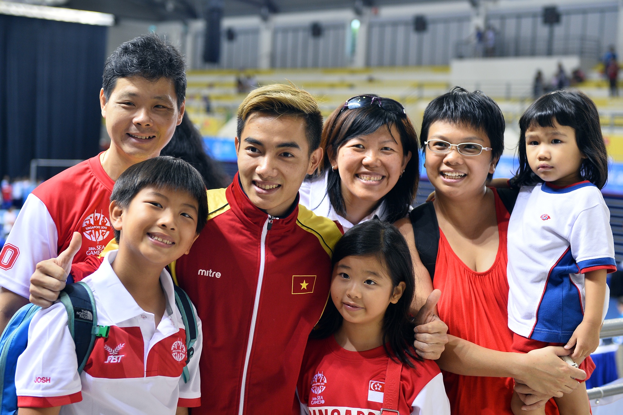 Pham Phuoc Hung trong vong vay cac fan nu Singapore hinh anh