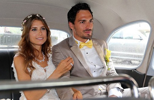 Hummels len xe hoa cung ban gai xinh dep hinh anh