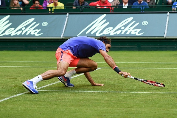 Pha cuu bong cua Federer sau khi truot chan nga hinh anh