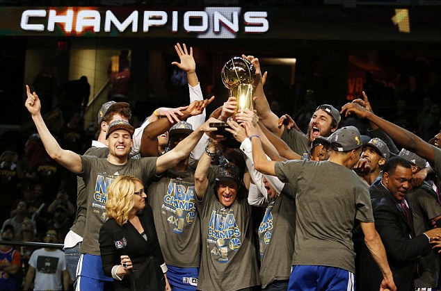 Golden State Warriors vo dich NBA sau 40 nam hinh anh