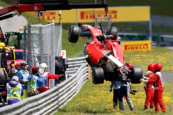 Pha va cham khien hai chiec xe cua Alonso va Raikkonen vo nat hinh anh