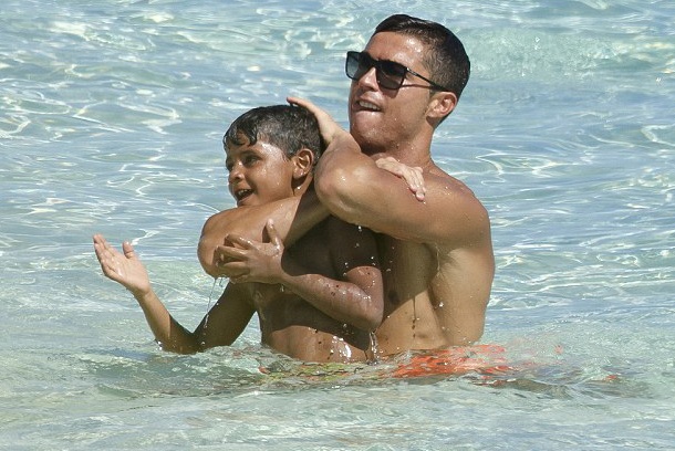 Ronaldo dua nghich cung con trai duoi bien hinh anh