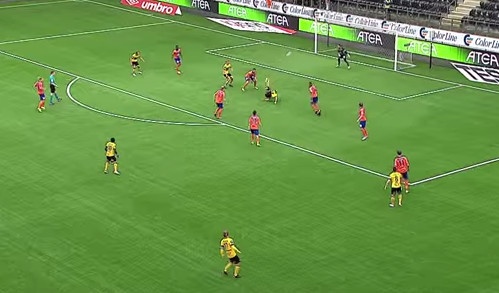 Pha tung nguoi moc bong dang cap cua Vilhjalmsson hinh anh