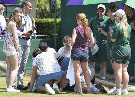 Cau be nhat bong nga guc duoi nang nong ky luc tai Wimbledon hinh anh