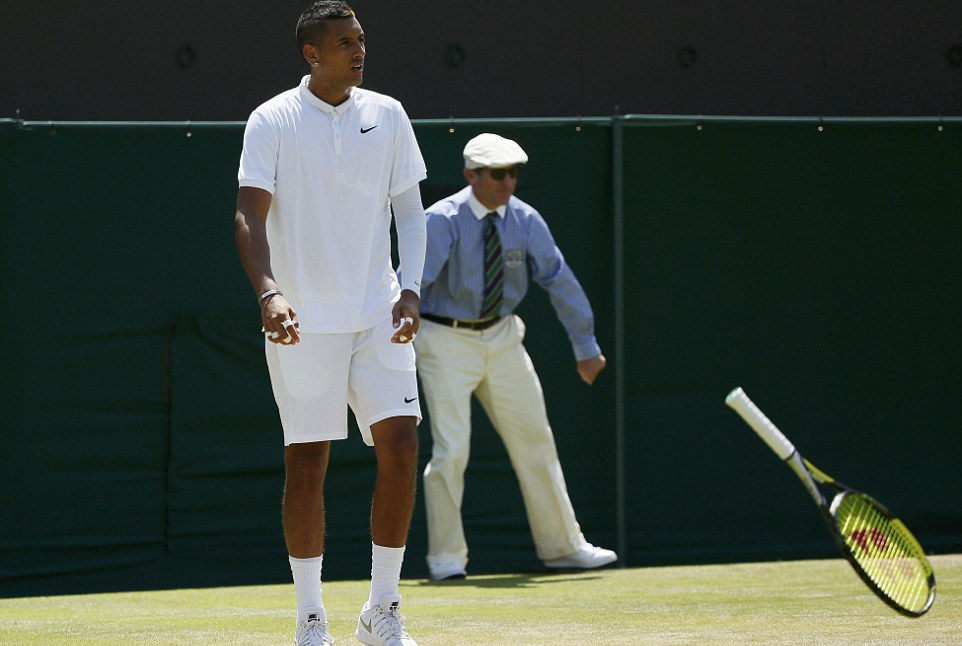 Pha dap manh vot trong con tuc gian cua Kyrgios hinh anh