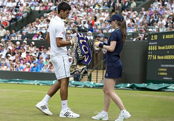 Djokovic xin loi vi hanh dong khong dep voi co gai nhat bong hinh anh