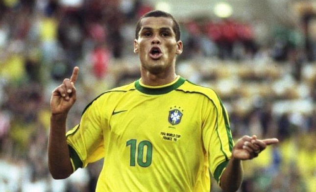 Rivaldo tro lai san co o tuoi 43 hinh anh