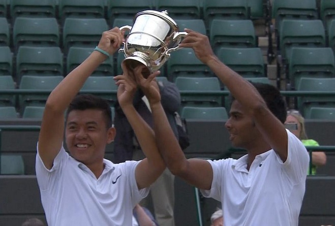Ly Hoang Nam lap ky tich voi chuc vo dich Wimbledon tre hinh anh
