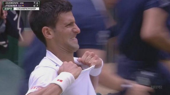 Djokovic xe ao sau khi danh roi chien thang vao tay Federer trong set 2 hinh anh