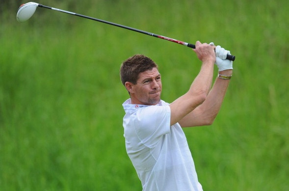 Gerrard phan khich voi cu putt thanh cong tu khoang cach gan 8 m hinh anh