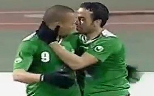 Cu dut diem 'bo cap' bat ngo cua Motaz Salhani hinh anh