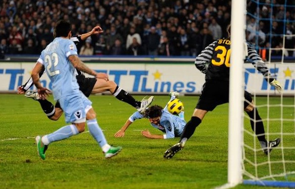 Pha lap cong 'bo cap' cua Cavani vao luoi Juventus hinh anh