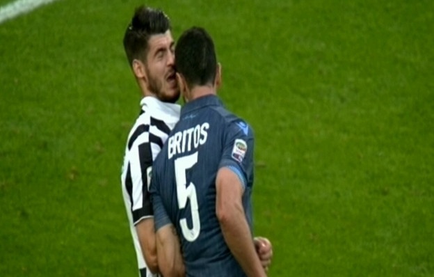 Miguel Britos huc dau vao mat Morata hinh anh