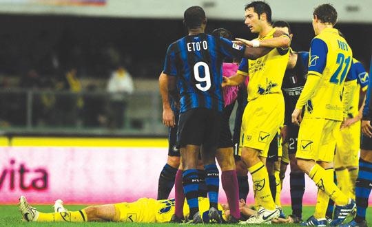 Eto'o huc dau vao nguc Cesar hinh anh