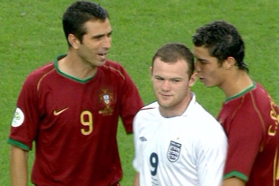 Ronaldo khieu khich Rooney bang cu huc vao gay hinh anh