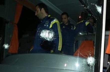 Dong doi cua Van Persie, Nani thoat chet sau vu xa sung hinh anh