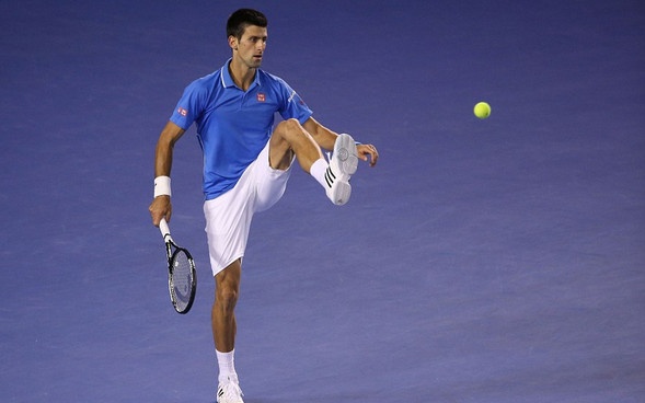 Djokovic tung cu sut khien cau be nhat bong ngo ngang hinh anh