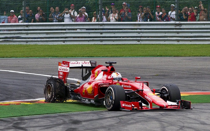 Tinh huong no lop khien Vettel tuc gian hinh anh