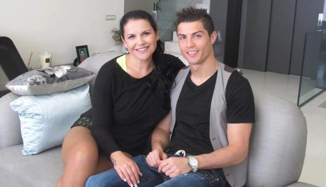 Chi gai Ronaldo muon du cuoc thi am nhac lon nhat chau Au hinh anh