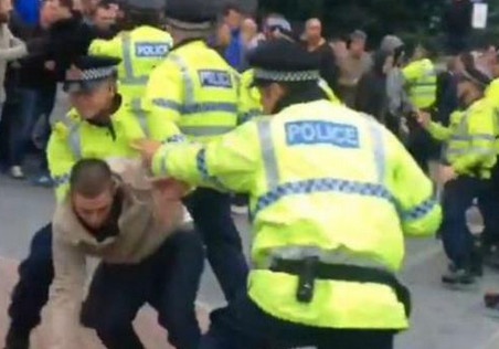 Nhieu fan Manchester United bi bat o Bi hinh anh