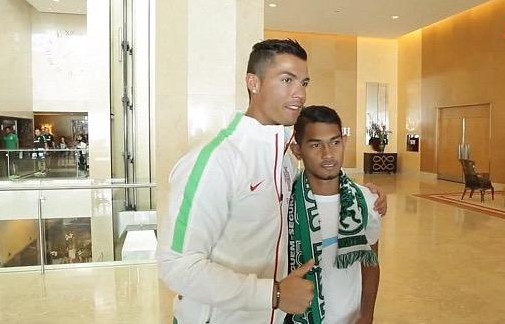 Ronaldo vui mung gap lai 'cau be song than' nguoi Indonesia hinh anh