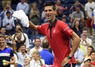 Djokovic mung chien thang bang dieu nhay hai huoc hinh anh