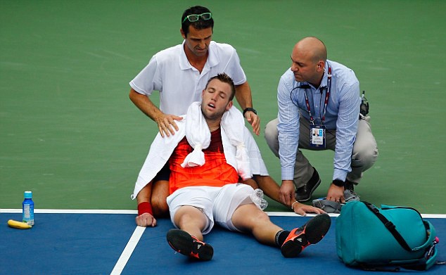 Tay vot chu nha guc nga boi thoi tiet qua nong tai US Open hinh anh