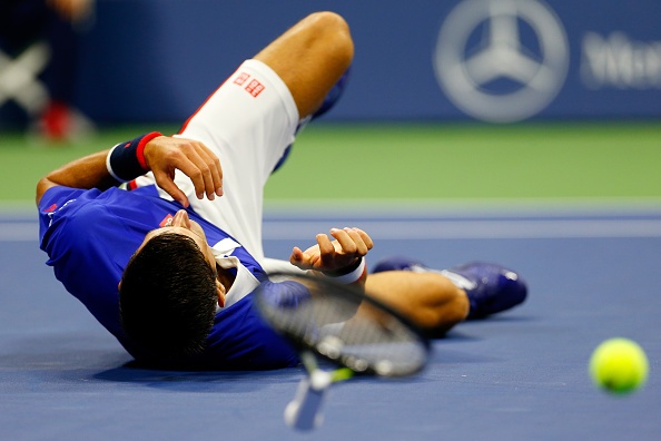 Djokovic nga xuoc tay chan van dang quang US Open hinh anh